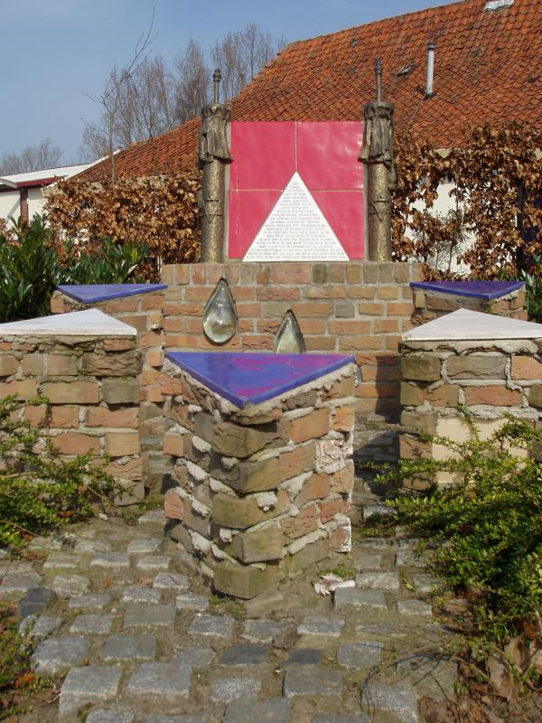Monument voor de Nijkerkse joodse slachtoffers van de nazi's, hoek Vetkamp - Bruins SlotlaanOpticaFoto Nijkerk, Gerrit van de Veen).JPG