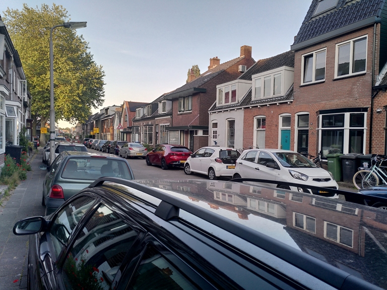 geparkeerde auto's in een straat