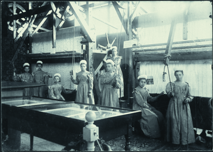 0079-Meisjes_weverij_afdeling_industrie_Nationale_Tentoonstelling_van_Vrouwenarbeid_1898 kopie2.png